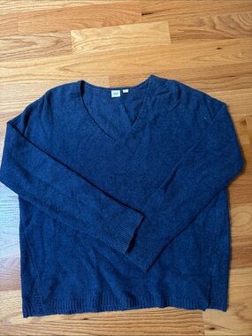 GAP Woman's V-Neck Sweater in Navy Blue